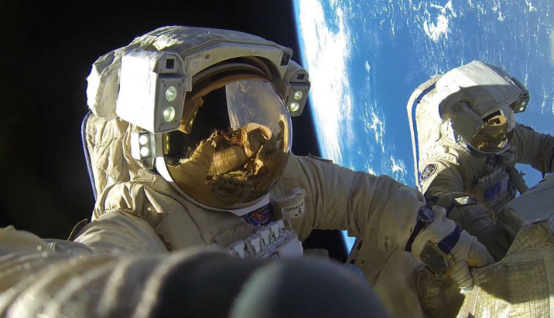Фотография: Наш ответ Илону Маску: российские космонавты побили рекорд по пребыванию в космосе №1 - BigPicture.ru