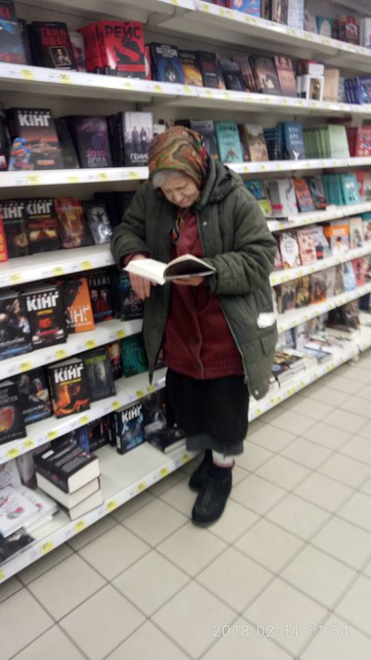 Фотография: В киевский супермаркет 15 лет приходит одинокая бабушка, чтобы почитать книги №2 - BigPicture.ru