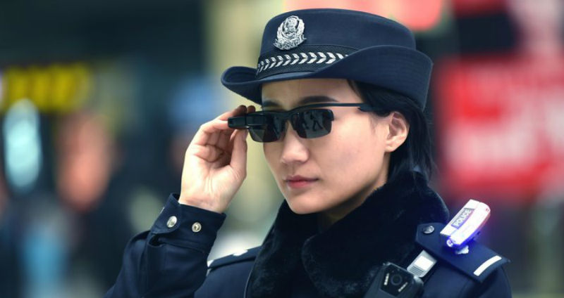 Фотография: Китайские полицейские поймали больше 30 преступников с помощью 