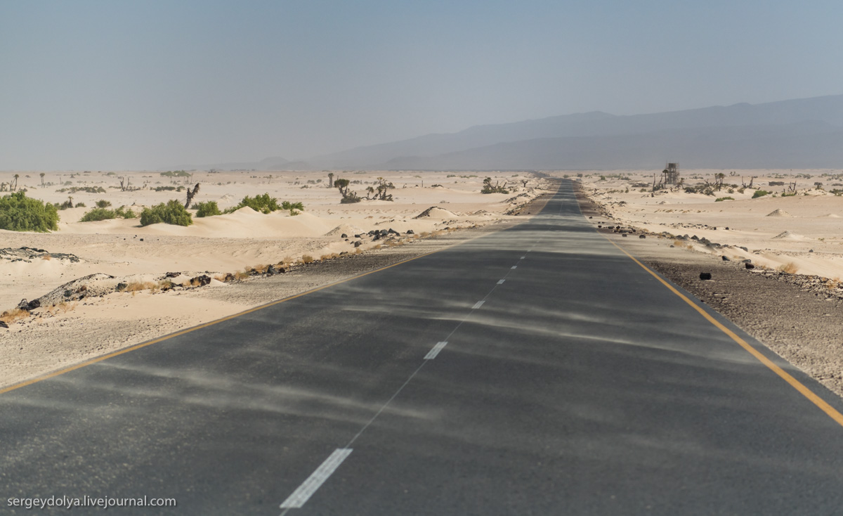 Фотография: Китайцы постепенно завоевывают Африку, строя безупречные дороги, по которым никто не ездит №6 - BigPicture.ru