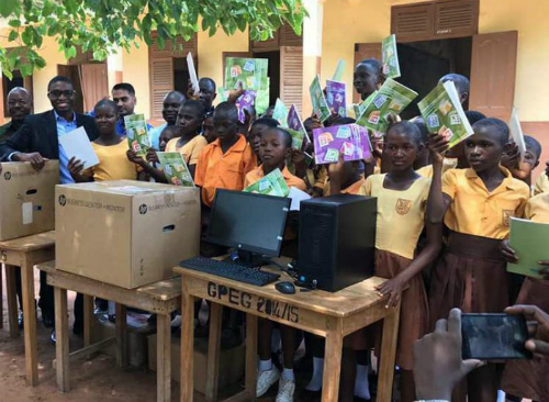 Африканским школьникам, изучавшим Word по рисункам на доске, пожертвовали компьютеры