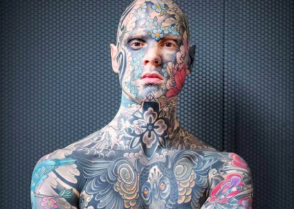 Француз, у которого все тело покрыто татуировками, работает учителем младших классов