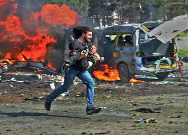 Сирийский фотограф получил 120 тысяч долларов за снимок коллеги, спасающего раненого ребенка