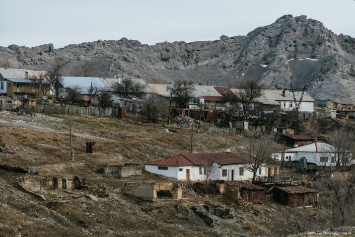 Фотография: Как выживают люди в забытом и затерянном в горах казахстанском поселке Ачисай №19 - BigPicture.ru
