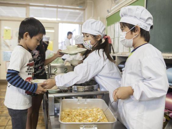 Фотография: Рис и рыба как часть образования: как японских детей учат правильно питаться №3 - BigPicture.ru