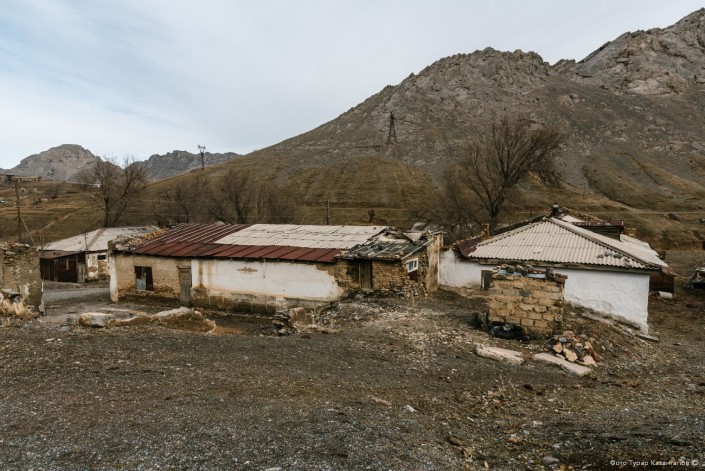 Фотография: Как выживают люди в забытом и затерянном в горах казахстанском поселке Ачисай №25 - BigPicture.ru