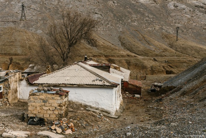 Фотография: Как выживают люди в забытом и затерянном в горах казахстанском поселке Ачисай №26 - BigPicture.ru