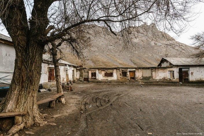 Фотография: Как выживают люди в забытом и затерянном в горах казахстанском поселке Ачисай №27 - BigPicture.ru
