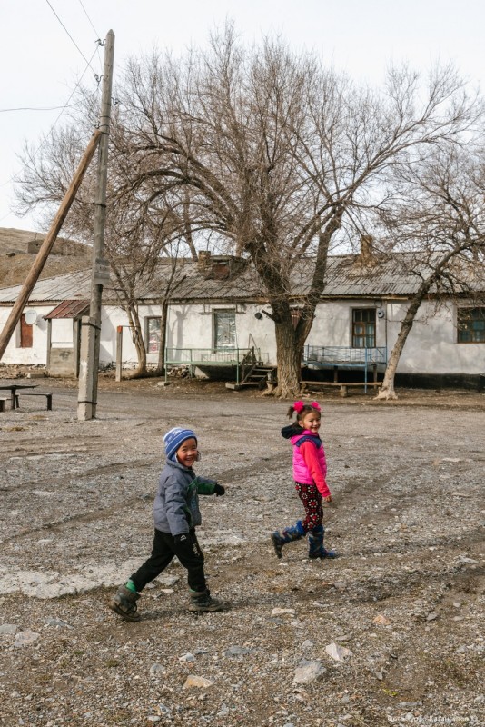 Фотография: Как выживают люди в забытом и затерянном в горах казахстанском поселке Ачисай №31 - BigPicture.ru