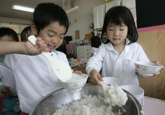 Фотография: Рис и рыба как часть образования: как японских детей учат правильно питаться №4 - BigPicture.ru