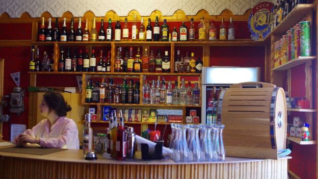 Фотография: За пивом через полмира: британец выпил в самом северном и самом южном пабе мира №2 - BigPicture.ru