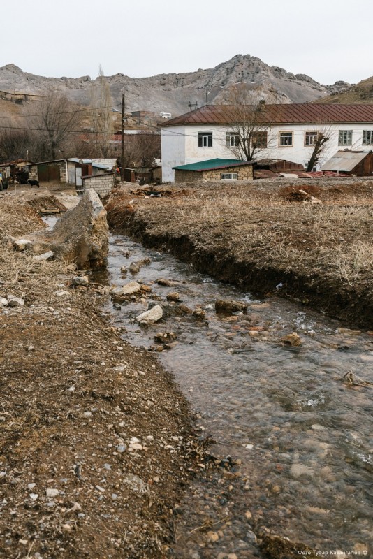 Фотография: Как выживают люди в забытом и затерянном в горах казахстанском поселке Ачисай №32 - BigPicture.ru