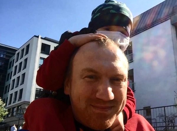 Фотография: Мужчина хотел бросить работу, чтобы ухаживать за больным раком сыном, но коллеги отработали за него 3300 часов №4 - BigPicture.ru