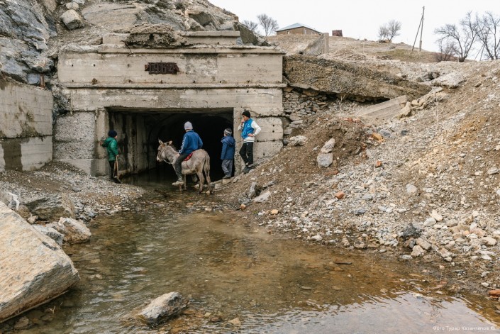 Фотография: Как выживают люди в забытом и затерянном в горах казахстанском поселке Ачисай №33 - BigPicture.ru