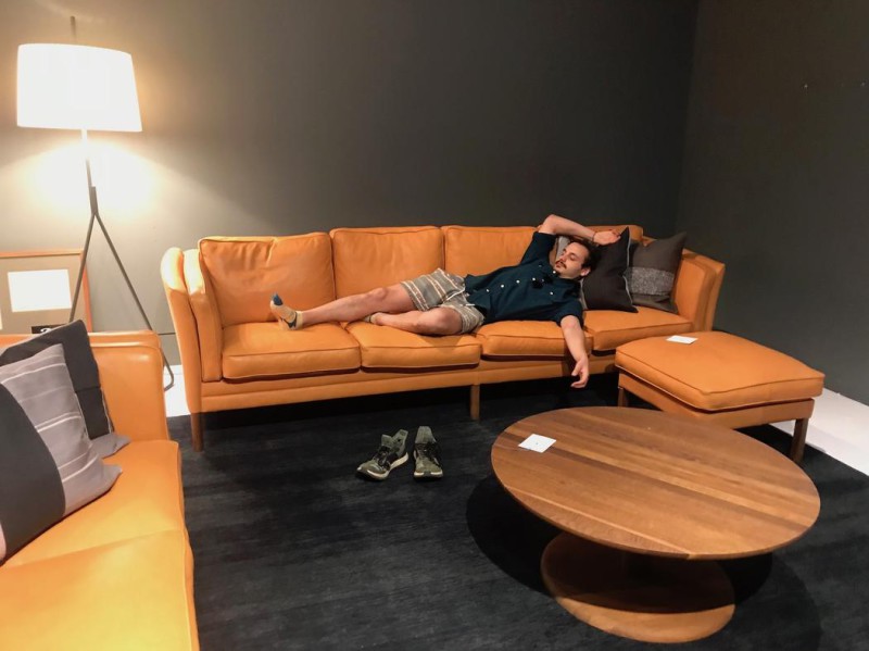 Фотография: Куда с ногами? Журналист поверил реакцию продавцов магазинов мебели, укладываясь спать на диванах №4 - BigPicture.ru