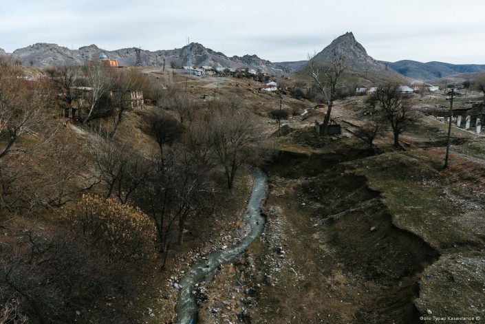 Фотография: Как выживают люди в забытом и затерянном в горах казахстанском поселке Ачисай №37 - BigPicture.ru