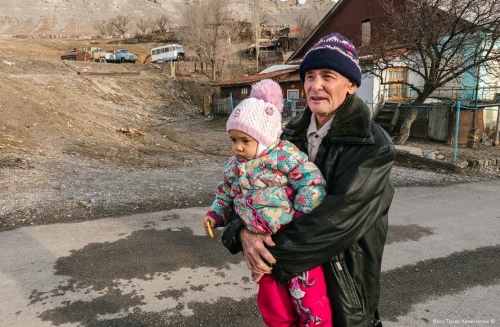 Фотография: Как выживают люди в забытом и затерянном в горах казахстанском поселке Ачисай №43 - BigPicture.ru