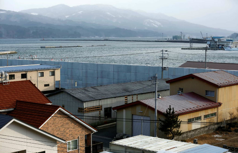 Фотография: Жизнь как в тюрьме: побережье Японии, пострадавшее от цунами 2011 года, обнесли 12-метровой стеной №5 - BigPicture.ru