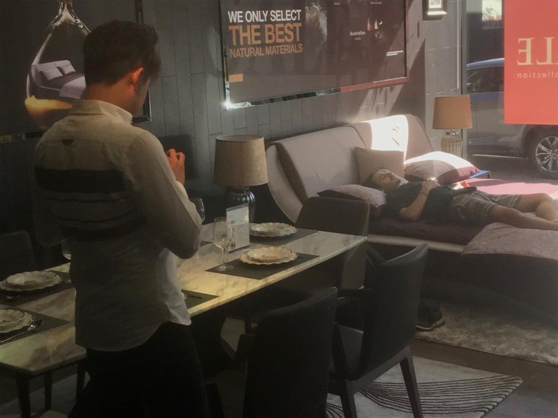 Фотография: Куда с ногами? Журналист поверил реакцию продавцов магазинов мебели, укладываясь спать на диванах №6 - BigPicture.ru