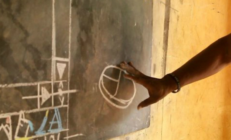 Фотография: Африканским школьникам, изучавшим Word по рисункам на доске, пожертвовали компьютеры №3 - BigPicture.ru