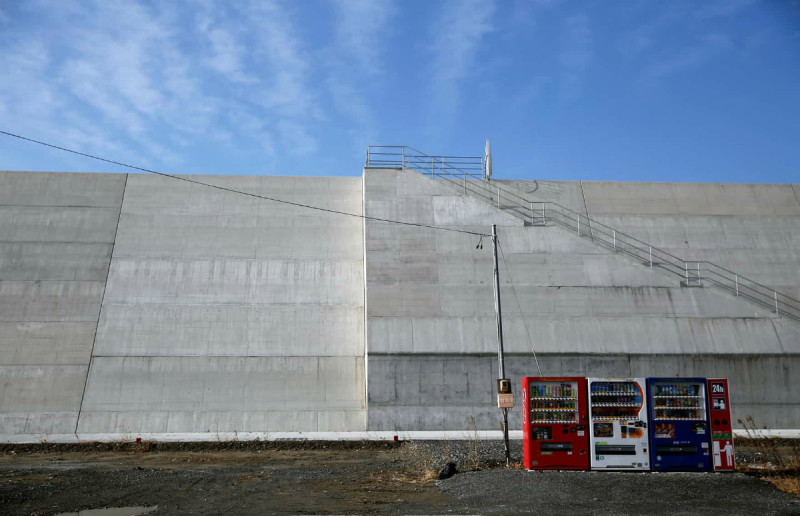 Фотография: Жизнь как в тюрьме: побережье Японии, пострадавшее от цунами 2011 года, обнесли 12-метровой стеной №7 - BigPicture.ru