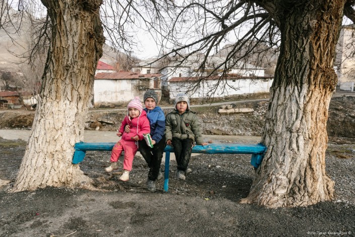Фотография: Как выживают люди в забытом и затерянном в горах казахстанском поселке Ачисай №63 - BigPicture.ru