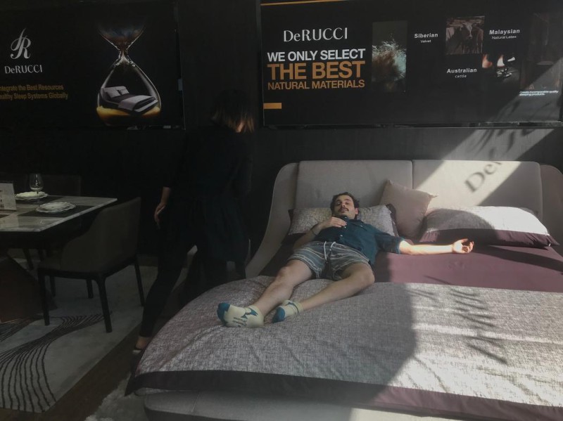 Фотография: Куда с ногами? Журналист поверил реакцию продавцов магазинов мебели, укладываясь спать на диванах №7 - BigPicture.ru