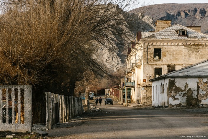 Фотография: Как выживают люди в забытом и затерянном в горах казахстанском поселке Ачисай №66 - BigPicture.ru