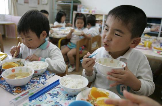Фотография: Рис и рыба как часть образования: как японских детей учат правильно питаться №10 - BigPicture.ru
