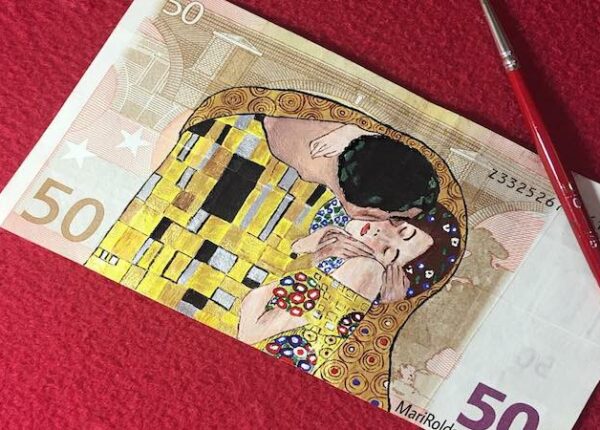 Искусство дороже денег: Испанка рисует шикарные картины на купюрах в 50 евро
