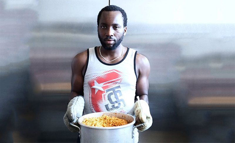 Фотография: Налог на колонизаторов или расизм наоборот? Нигериец продает белым еду на 18 долларов дороже №1 - BigPicture.ru