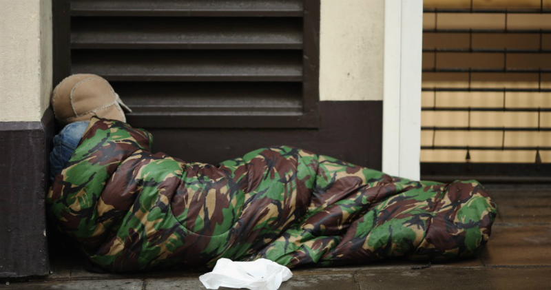 Фотография: Бездомному отдали старый телефон, и он от скуки завел твиттер. Сейчас у него 30 тысяч подписчиков, жилье и работа №1 - BigPicture.ru