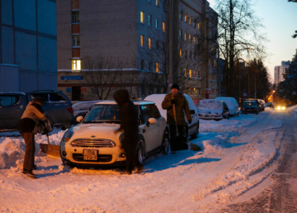 В Минске ночью очистили от снега все автомобили MINI. Кто и зачем это сделал?