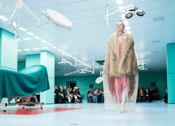 Показ Gucci в Милане закрыла Ольга Запивохина — российская модель ростом 165 сантиметров, пережившая трепанацию черепа