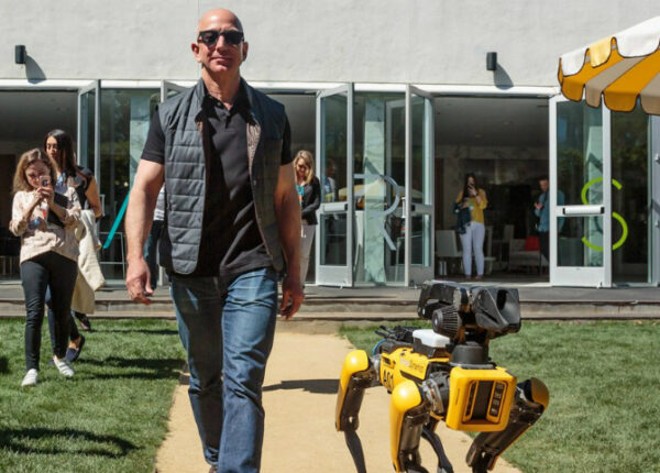 «Джефф Безос нас всех убьет»: глава «Амазон» выгуливает нового робота-пса