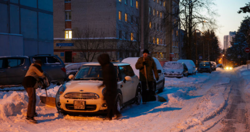 Фотография: В Минске ночью очистили от снега все автомобили MINI. Кто и зачем это сделал? №1 - BigPicture.ru