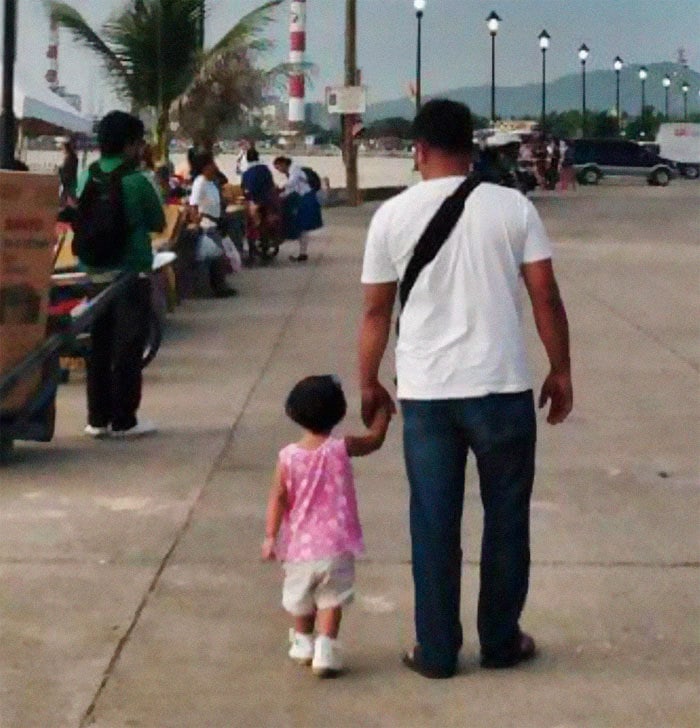 Фотография: Это так трогательно! Филиппинка четыре года тайно фотографировала мужа с дочкой №2 - BigPicture.ru
