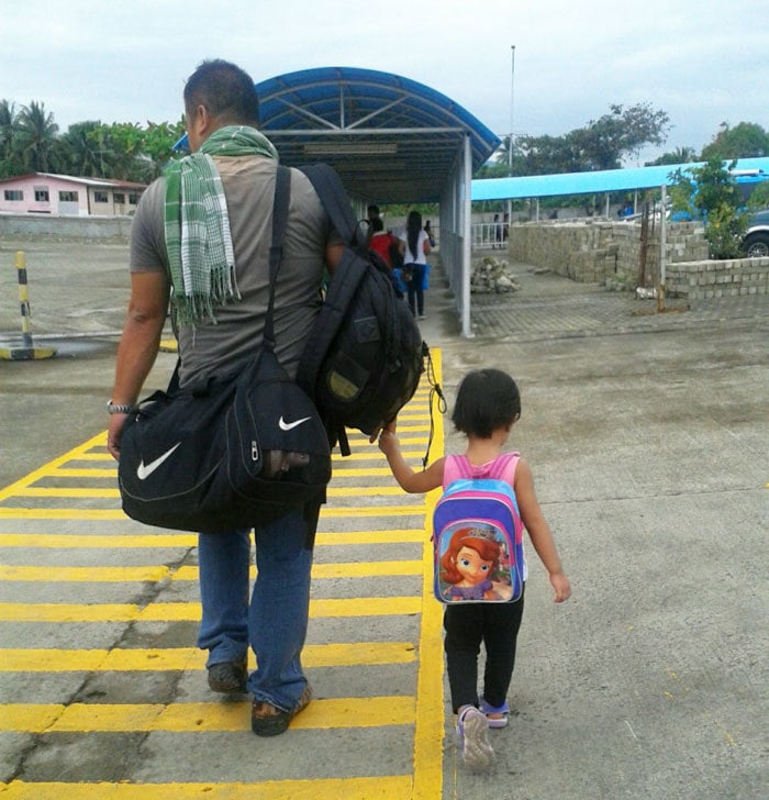 Фотография: Это так трогательно! Филиппинка четыре года тайно фотографировала мужа с дочкой №3 - BigPicture.ru