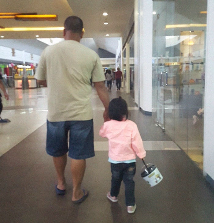 Фотография: Это так трогательно! Филиппинка четыре года тайно фотографировала мужа с дочкой №5 - BigPicture.ru