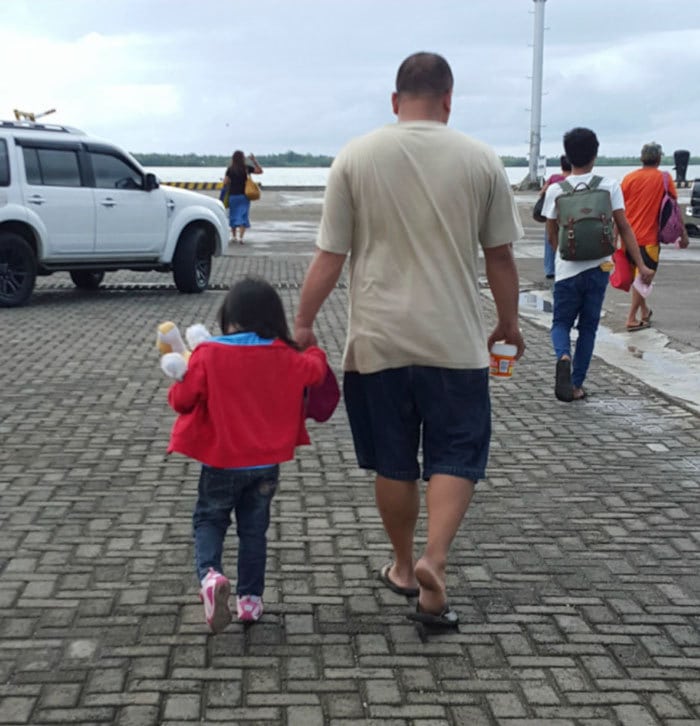 Фотография: Это так трогательно! Филиппинка четыре года тайно фотографировала мужа с дочкой №7 - BigPicture.ru