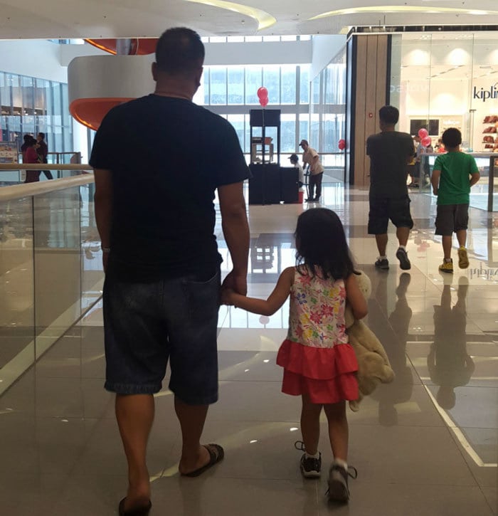 Фотография: Это так трогательно! Филиппинка четыре года тайно фотографировала мужа с дочкой №9 - BigPicture.ru