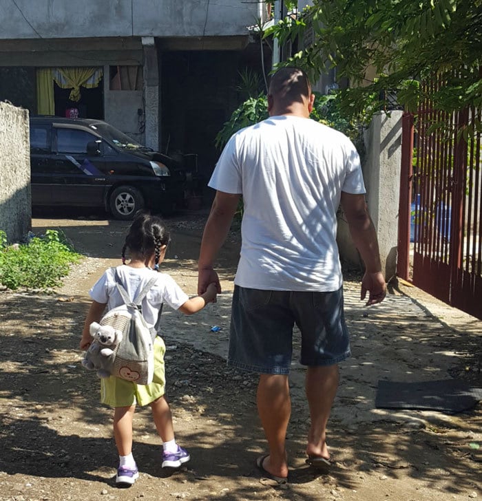 Фотография: Это так трогательно! Филиппинка четыре года тайно фотографировала мужа с дочкой №10 - BigPicture.ru