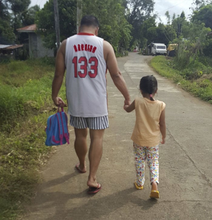 Фотография: Это так трогательно! Филиппинка четыре года тайно фотографировала мужа с дочкой №12 - BigPicture.ru