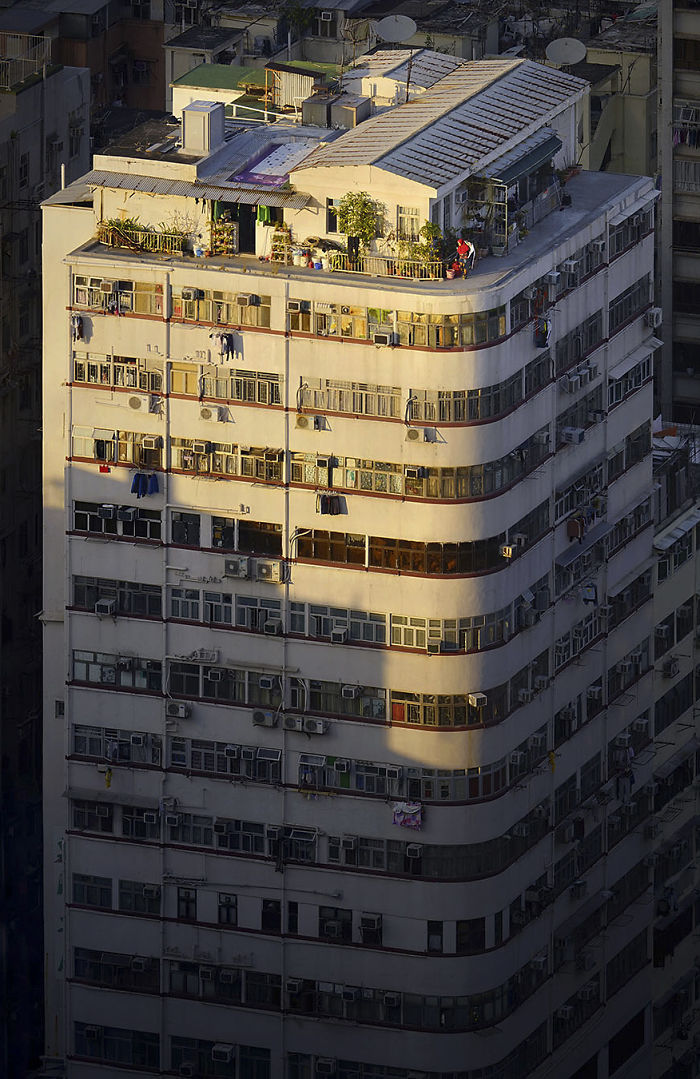 Фотография: Француз подглядывает за жителями Гонконга на крышах небоскребов №12 - BigPicture.ru