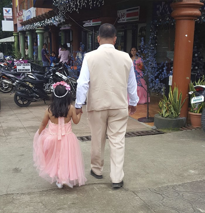 Фотография: Это так трогательно! Филиппинка четыре года тайно фотографировала мужа с дочкой №13 - BigPicture.ru