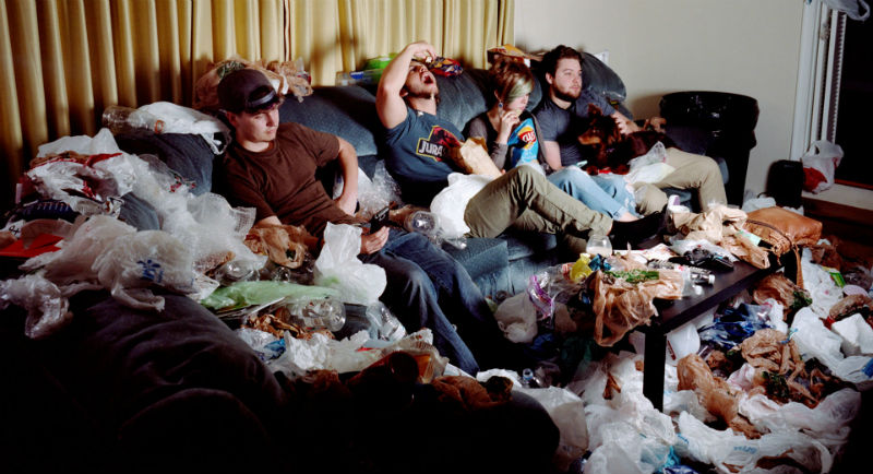 Фотограф заполняет квартиры друзей мусором, чтобы показать, что мы делаем с планетой