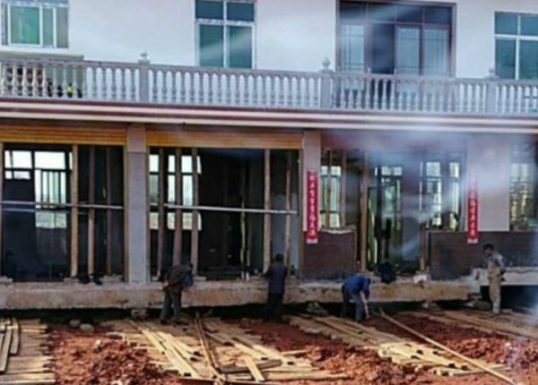 Хату подвинь: китайский фермер отказался сносить дом из-за строительства трассы, а просто перенес его на 40 метров