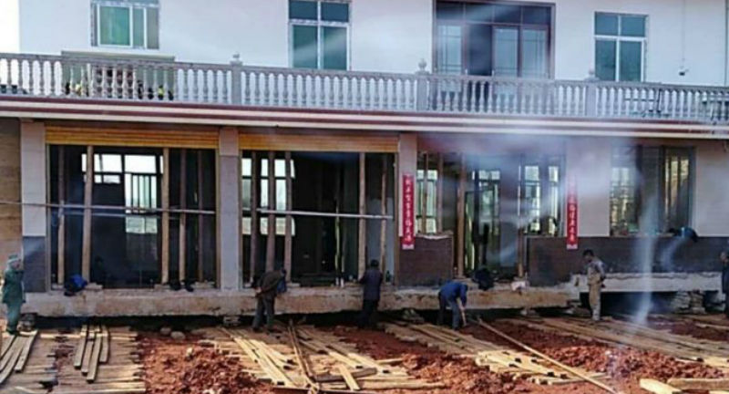 Фотография: Хату подвинь: китайский фермер отказался сносить дом из-за строительства трассы, а просто перенес его на 40 метров №1 - BigPicture.ru