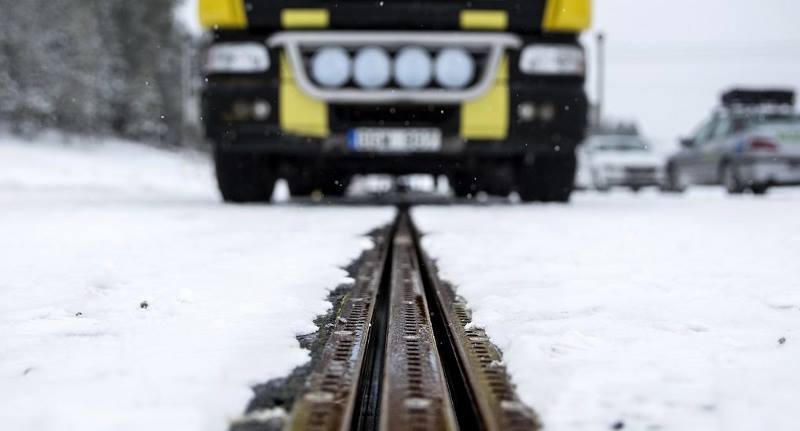 Фотография: Первая в мире электрифицированная дорога для зарядки электромобилей заработала в Швеции №1 - BigPicture.ru