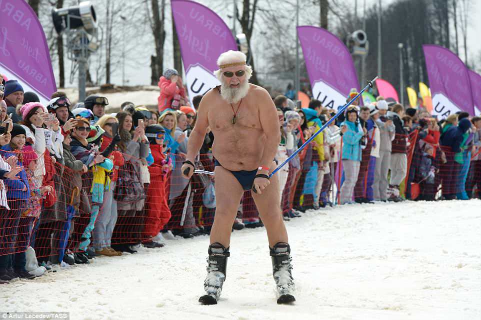 Фотография: Хватай бикини, вставай на лыжи: в Сочи устанавливают рекорд по самому массовому 